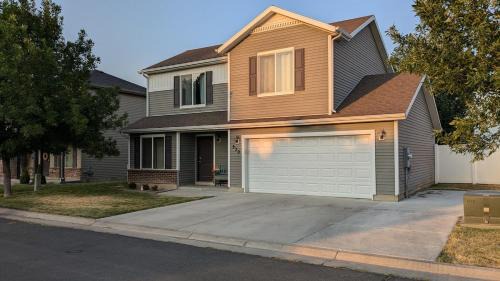Central Mountain Retreat - Sleeps 7!