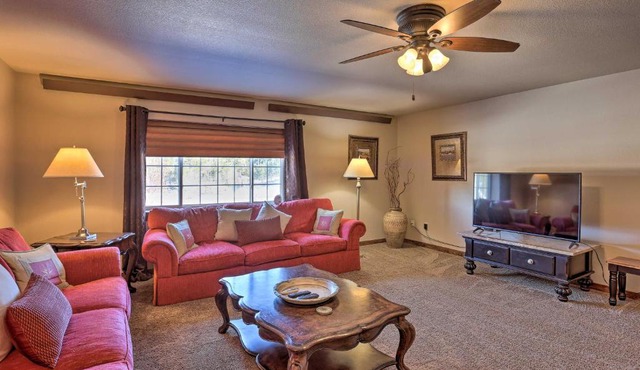 Centrally-Located Deadwood Apt w/Mountain Views!