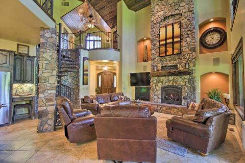 Centrally Located: Lavish Pinetop Paradise!