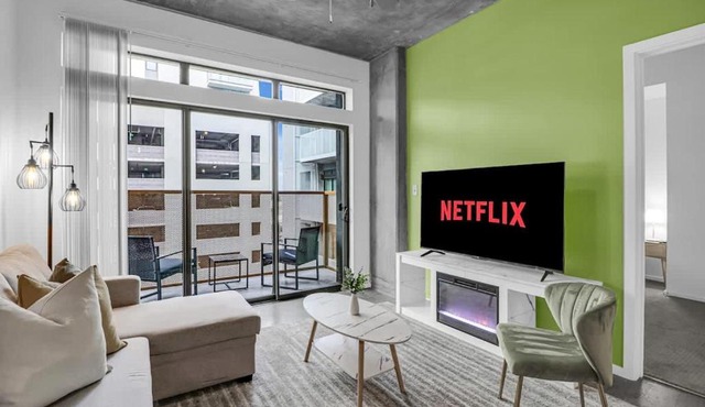 Centric 2BR In HEART of DTPHX Free Garage Parking