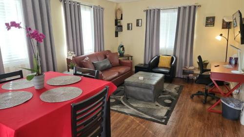 Charming 1-bed apt, cook-ready kitchen, laundry, 5-8 mins to U of A and Downtown