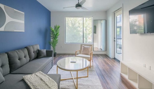 Charming 1BD - Pool, Gym, Parking, W-D - Sleeps 4