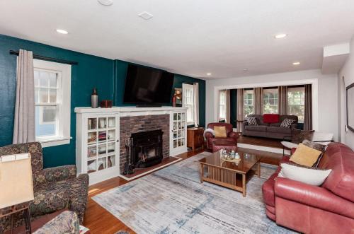 Charming 3BR Modern Retreat