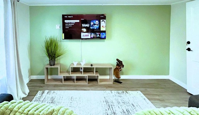 Charming & Bright Gem Prime Location Street Parking with AC