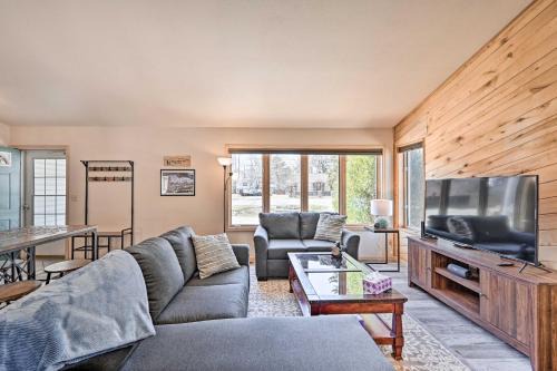 Charming Buena Vista Home w/Hot Tub + Deck!