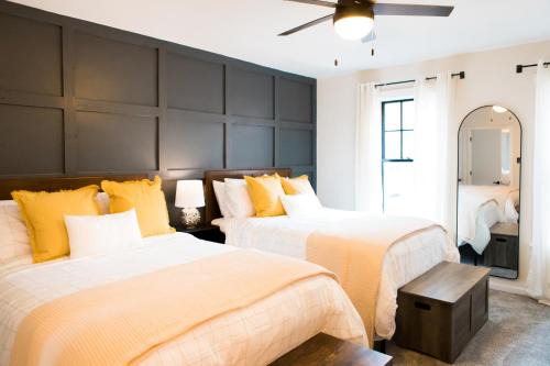 Charming Cottage Downtown - Walk to OTR with Hot Tub & Indoor Fireplace