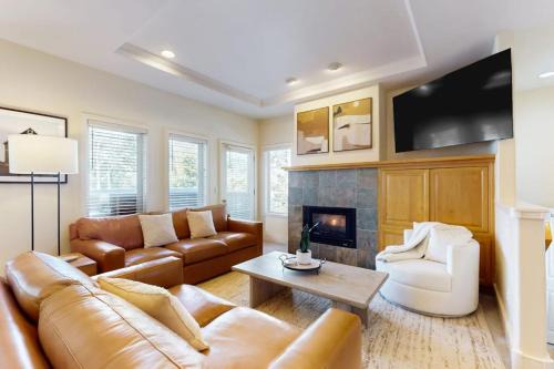 Charming dog-friendly retreat near skiing & golf with views & fireplace