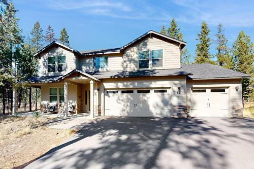 Charming Home with a Private Hot Tub SHARC Passes Fast WiFi and Central AC