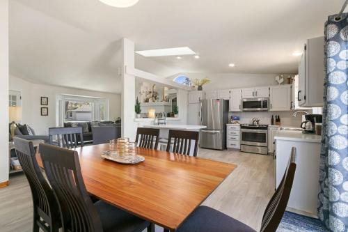 Charming Home with RV Parking - 30 miles from RMNP!