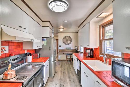 Charming Leadville Retreat w/Private Hot Tub