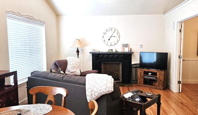 Charming, Private Cottage in Myrtle Creek