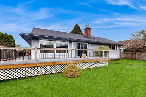 Charming riverfront home with deck WiFi streaming W&D - 7 blocks to the beach