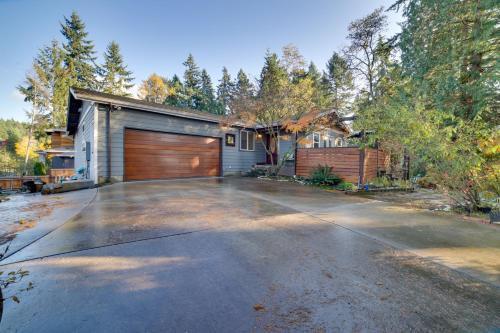 Charming Unit w/Deck ~ 3 Mi to Lake Washington!