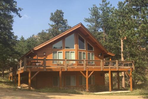Charming updated cabin with full kitchen, WiFi, central AC, fireplace & deck