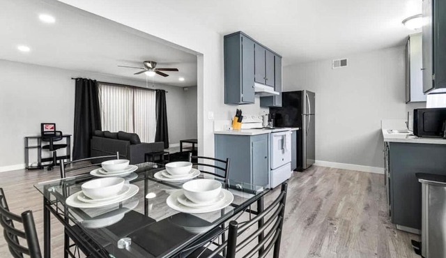 Chic 2-Bed Oasis Sleeps 6! Minutes From Strip!