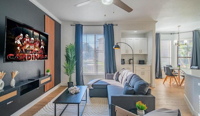 Chic 2BD King Bed with Pool, Hot Tub, Gym, Parking