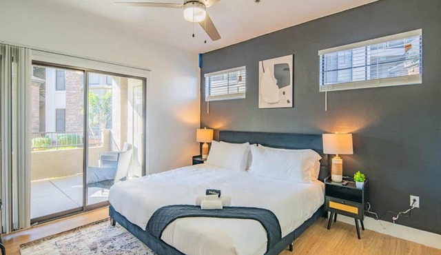 Chic 2BD King Bed with Pool, Hot Tub, Gym, Parking
