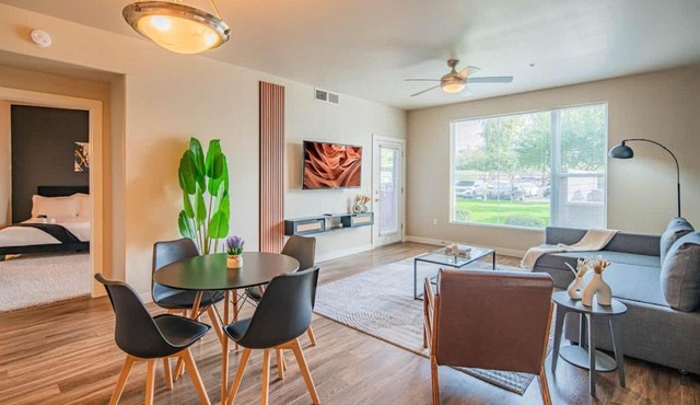 Chic 2BD Pool Gym Parking WD Sleeps8