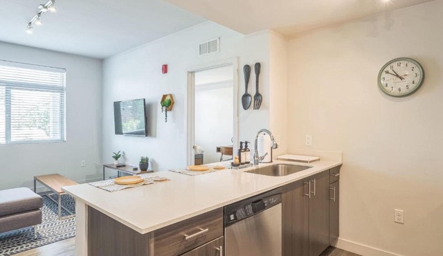 Chic and Modern Getaway with Gym 5 Min to Downtown