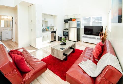 Chic Hollywood Koreatown 3Bedroom Loft 3 Level 2 Bathrooms Perfect for Groups up to 10