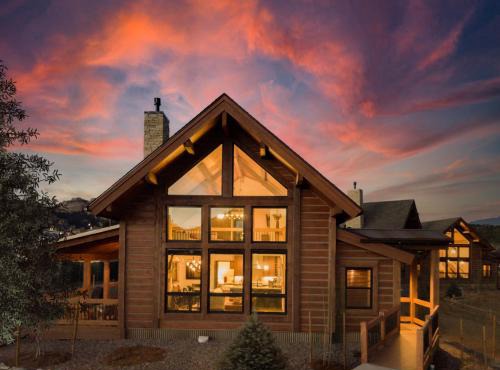 Chic Retreat – Indoor/Outdoor Fireplace, Private Jacuzzi, Great Location!
