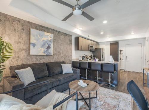 City Center Apartment - King Bed - Gym - Smart TV