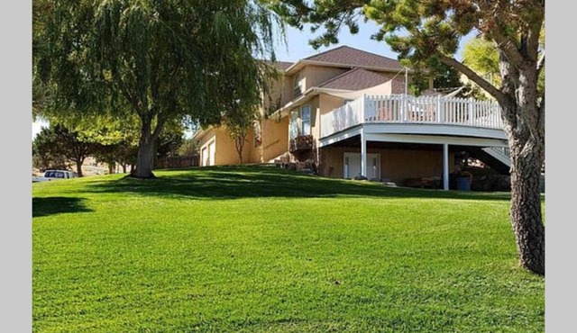 City/mountain views, spacious, near-everything home