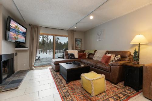 Claimjumper Retreat Townhome: Pool Hot Tub, Walk to Town