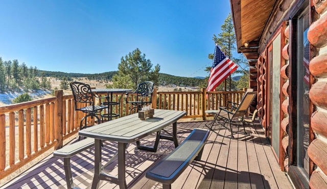 Classic Colorado Log Home w/Mountain Views!