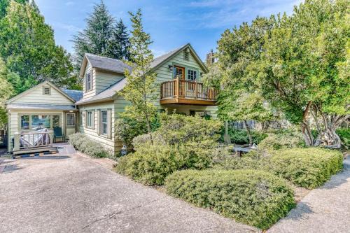 Classic Dog-Friendly Home with Free WiFi a washer&dryer & Enclosed Backyard