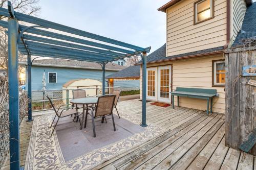 Clear Lake Vacation Rental: Walk to Town/Beach!