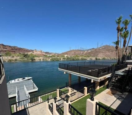 Cliff Hanger, River access with dock