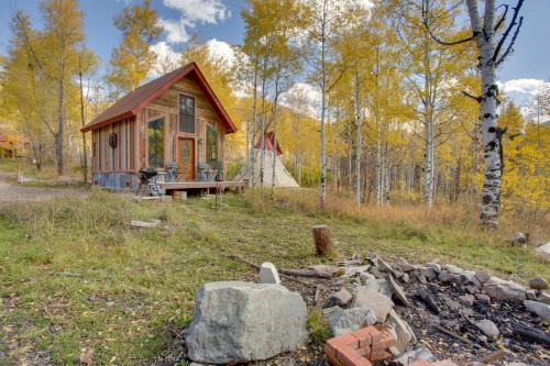 Colorful Cabin w/Teepee, Fire Pits & Mtn Views!