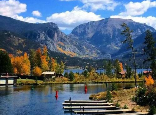 Columbine Charming Cabin 1 block from the lake in town 5 min to RMNP