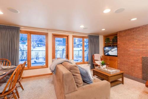 Comfort & Location - 2 BR, 2BA - Steps to Town
