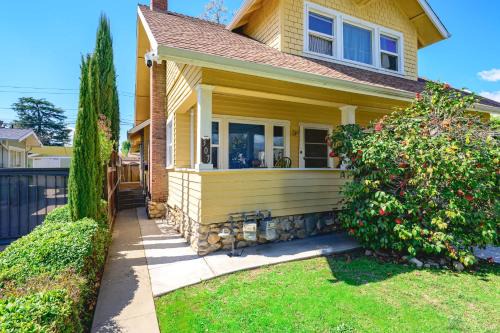 Comfortable Home Near LA with Full Kitchen & Laundry