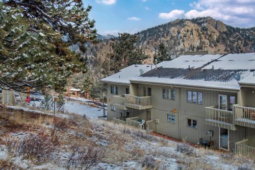 Comfortable home with breathtaking mountain views and high-speed WiFi