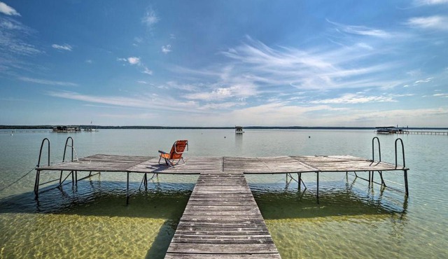 Comfy Burt Lake Abode - On-Site Lake Access!