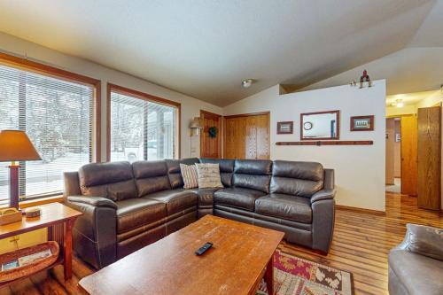 Comfy Home with Private Hot Tub SHARC Passes & Entertainment
