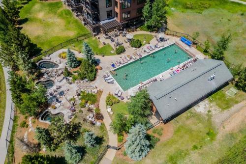 Condo + Pool, Hot Tub, Gondola