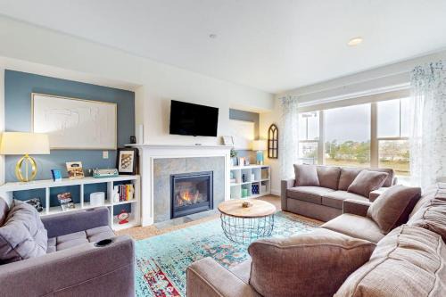 Condo with riverfront view - close to beaches & town - walk everywhere