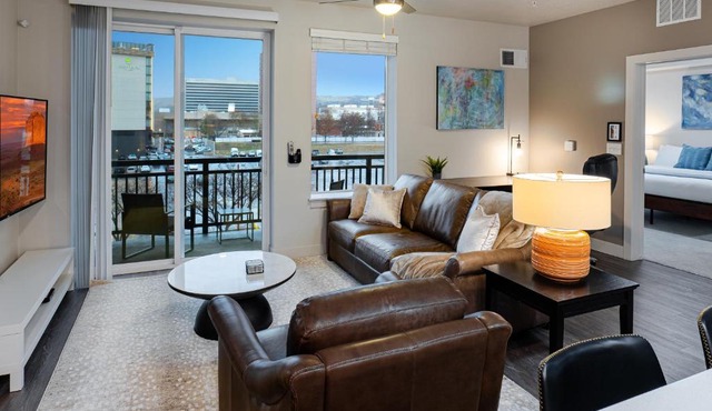 Convention Ctr Bespoke Beauty - 2BD Pool,Gym,Hot tub,Pkg