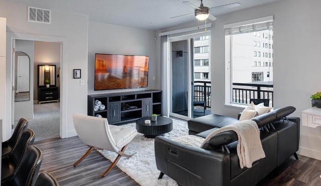 Convention Ctr Style-2BR Pool,Hot Tub,Gym,Theatre