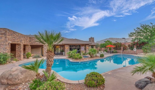Coral Springs Resort H2 Brand New Home, Community Pool, Outdoor Fireplace, and Near Sand Hollow