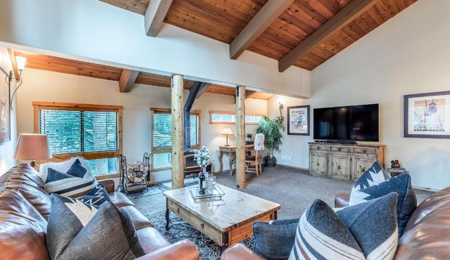 Courchevel 14 Remodeled Light and Bright Mountain Cabin, Walk to Canyon Lodge Slopes