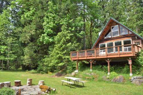 `Cowlitz River Cabin` | Riverside, Yard, AC, EV