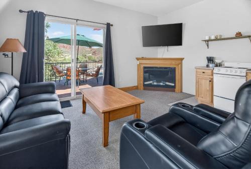 Cozy 1BR Retreat with Deck Views & Jetted Tub