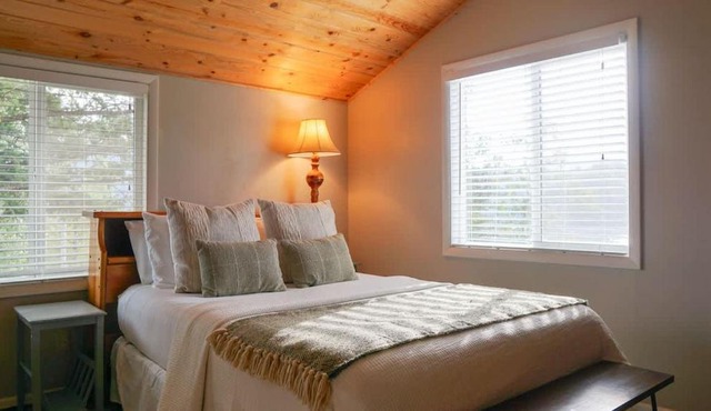 Cozy 2-bed cabin looking over Palisades Lake