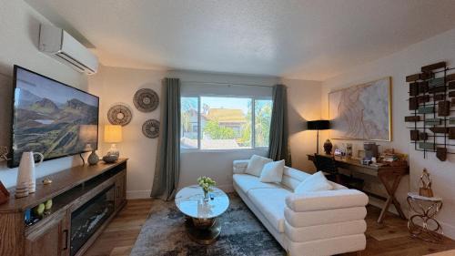 Cozy 2B1B Apt Prime Location Newly Remodeled