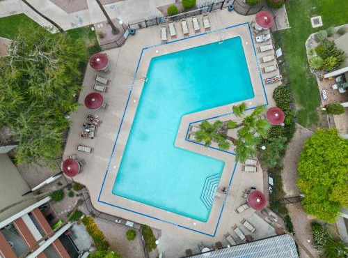 Cozy 2br Condo W Pool Near Old Town